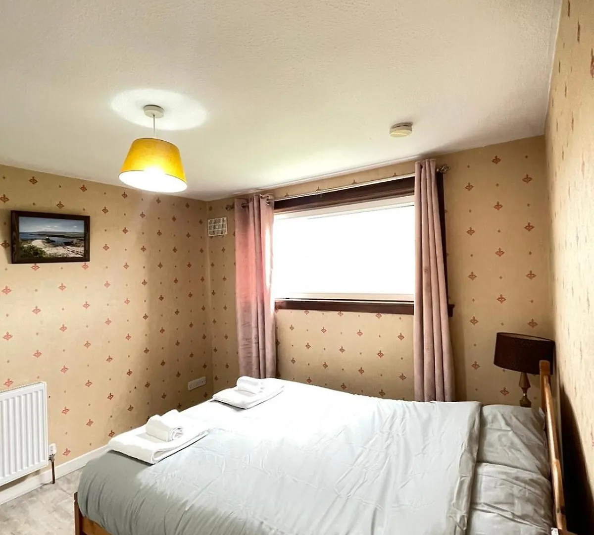 3 Bed Serviced Accommodation With Free Parking & Tram Stop, 10 Minutes From Airport And Center Edimburgo 0*,