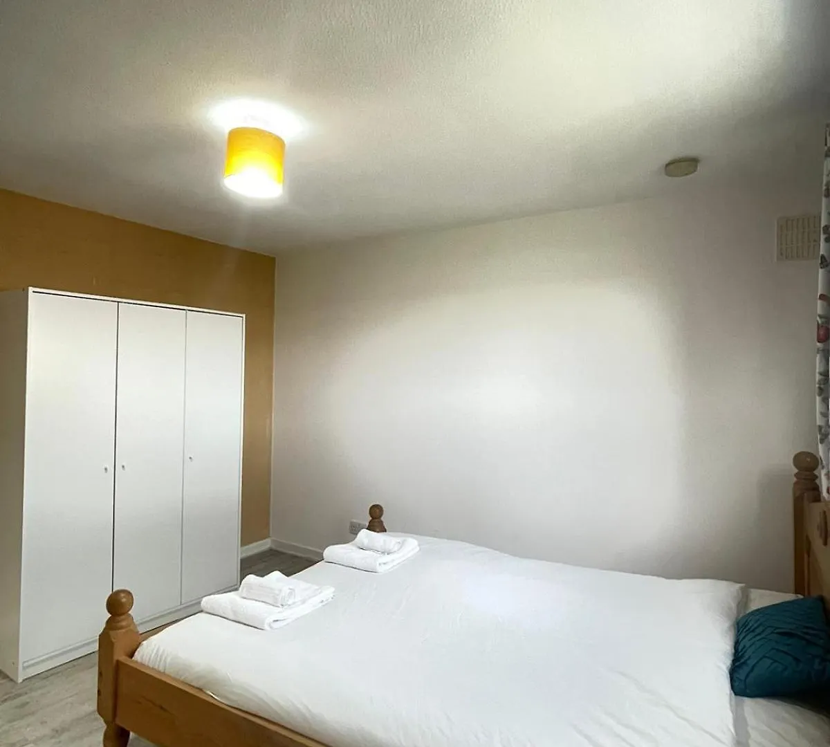 Apartamento 3 Bed Serviced Accommodation With Free Parking & Tram Stop, 10 Minutes From Airport And Center Edimburgo