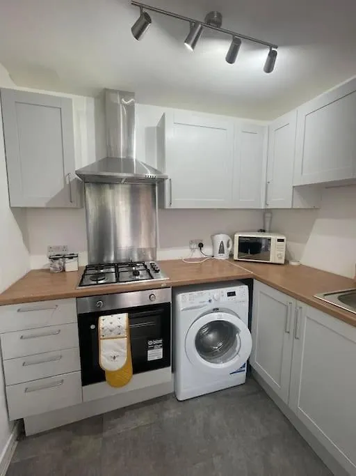3 Bed Serviced Accommodation With Free Parking & Tram Stop, 10 Minutes From Airport And Center Edimburgo Apartamento
