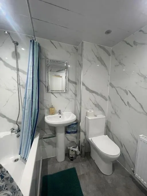 3 Bed Serviced Accommodation With Free Parking & Tram Stop, 10 Minutes From Airport And Center Edimburgo Apartamento