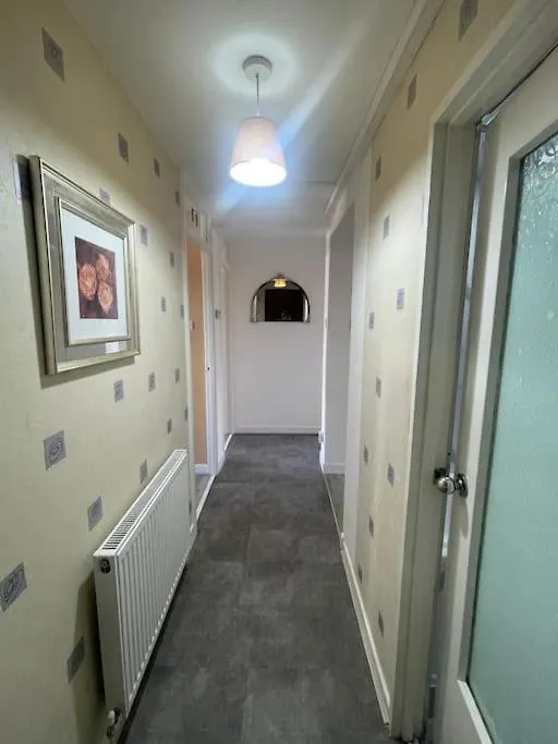3 Bed Serviced Accommodation With Free Parking & Tram Stop, 10 Minutes From Airport And Center Edimburgo