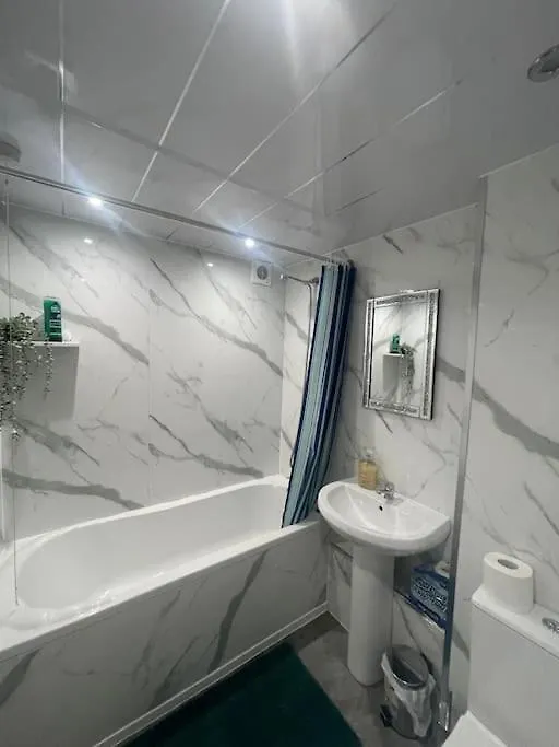 3 Bed Serviced Accommodation With Free Parking & Tram Stop, 10 Minutes From Airport And Center إدنبرة 0*,