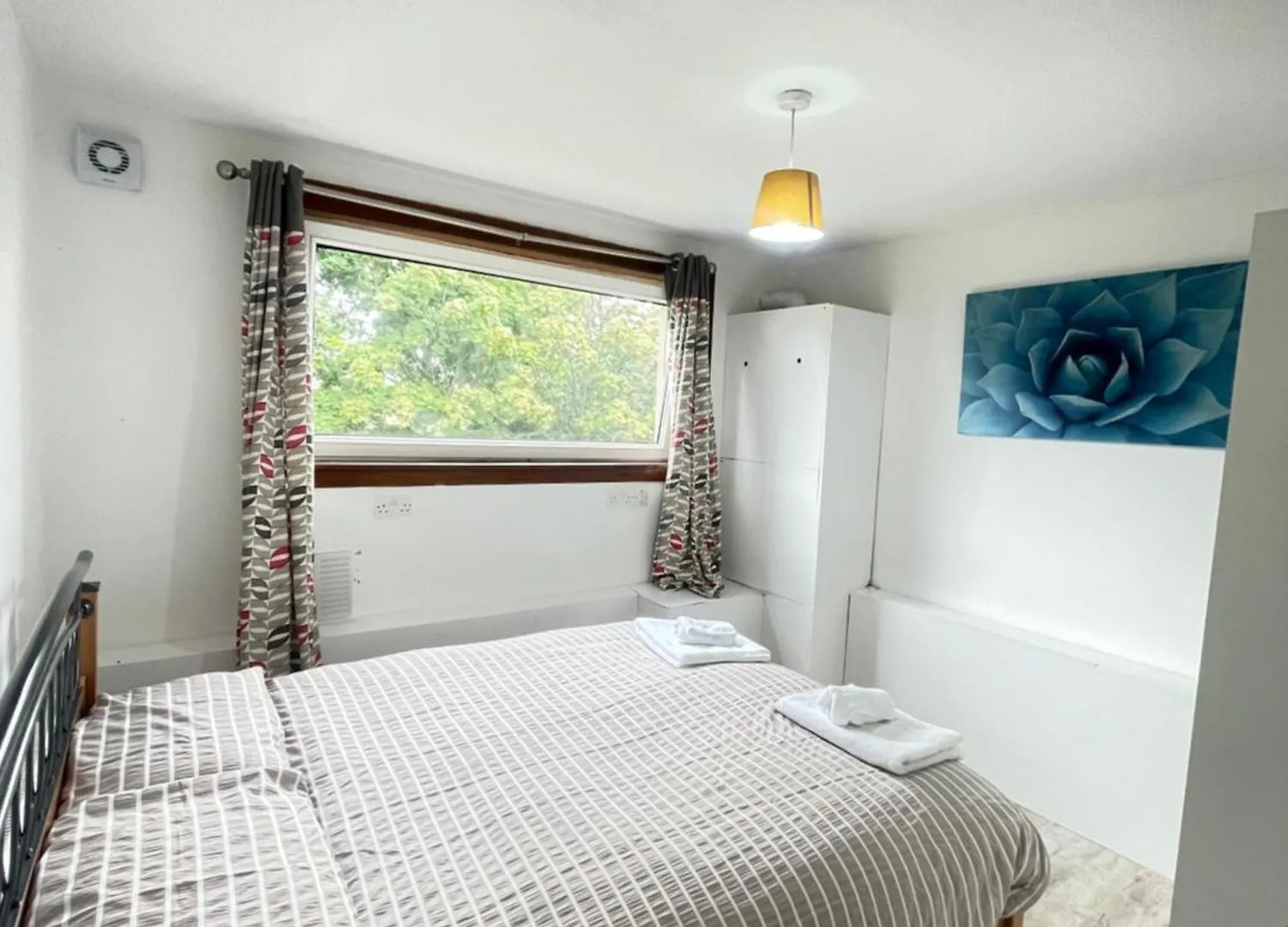 3 Bed Serviced Accommodation With Free Parking & Tram Stop, 10 Minutes From Airport And Center إدنبرة شقة