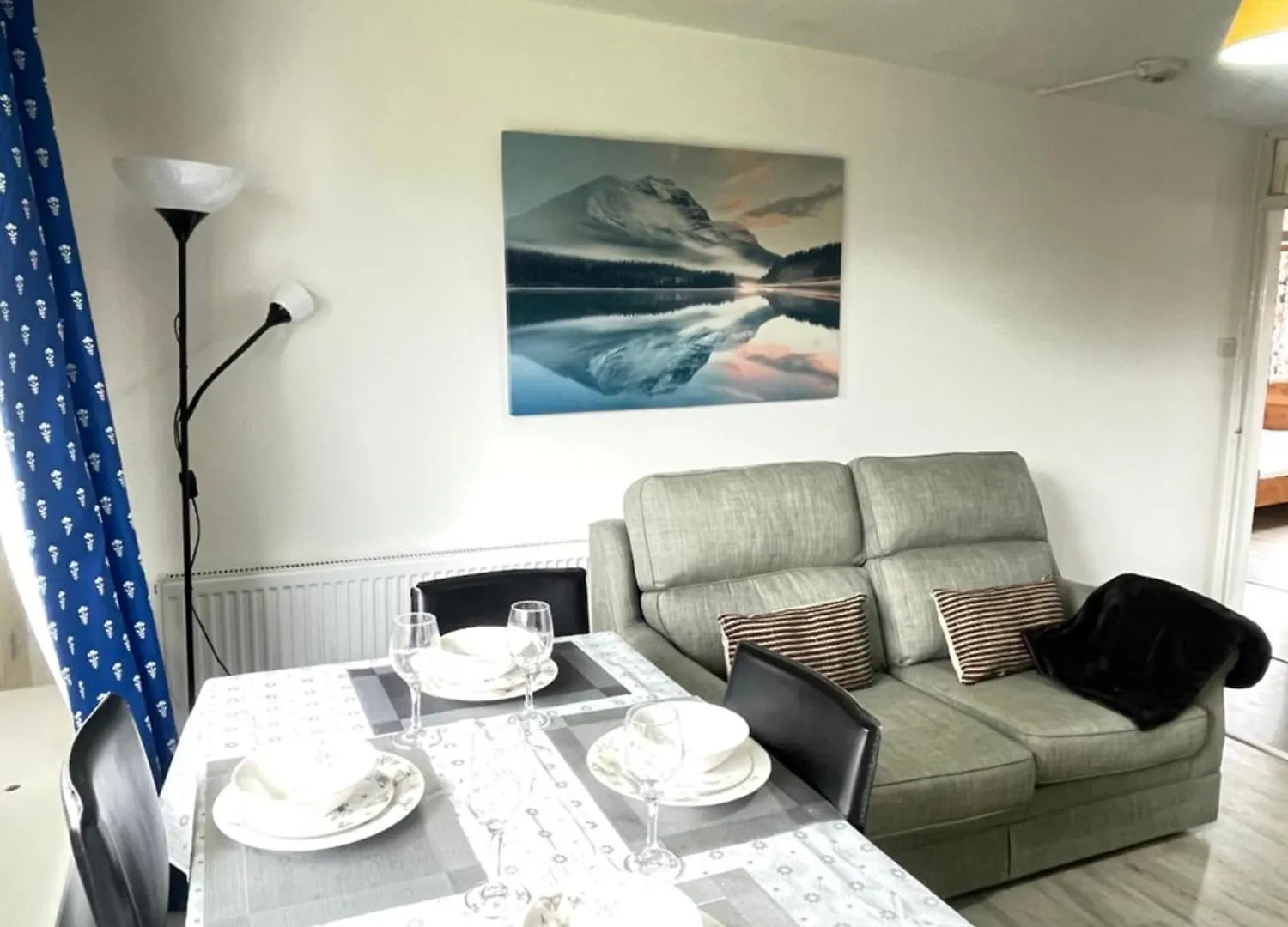 3 Bed Serviced Accommodation With Free Parking & Tram Stop, 10 Minutes From Airport And Center location